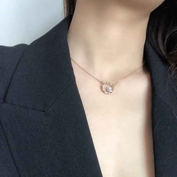 Minimalistic Pearl Golden Circle Necklace - Picture 2 of 10